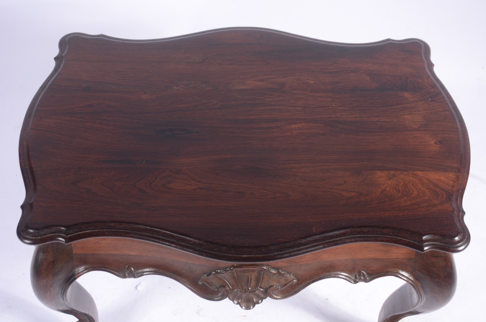 Mesa auxiliar de madeira nobre, estilo Dom José, saia recortada e... - foto 3 de 6