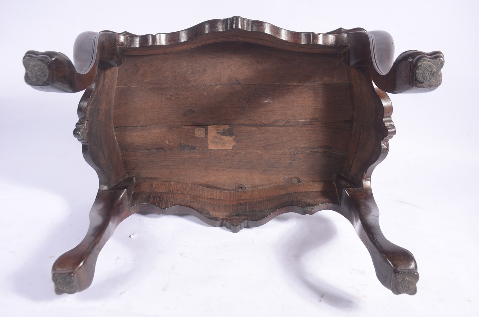 Mesa auxiliar de madeira nobre, estilo Dom José, saia recortada e... - foto 5 de 6