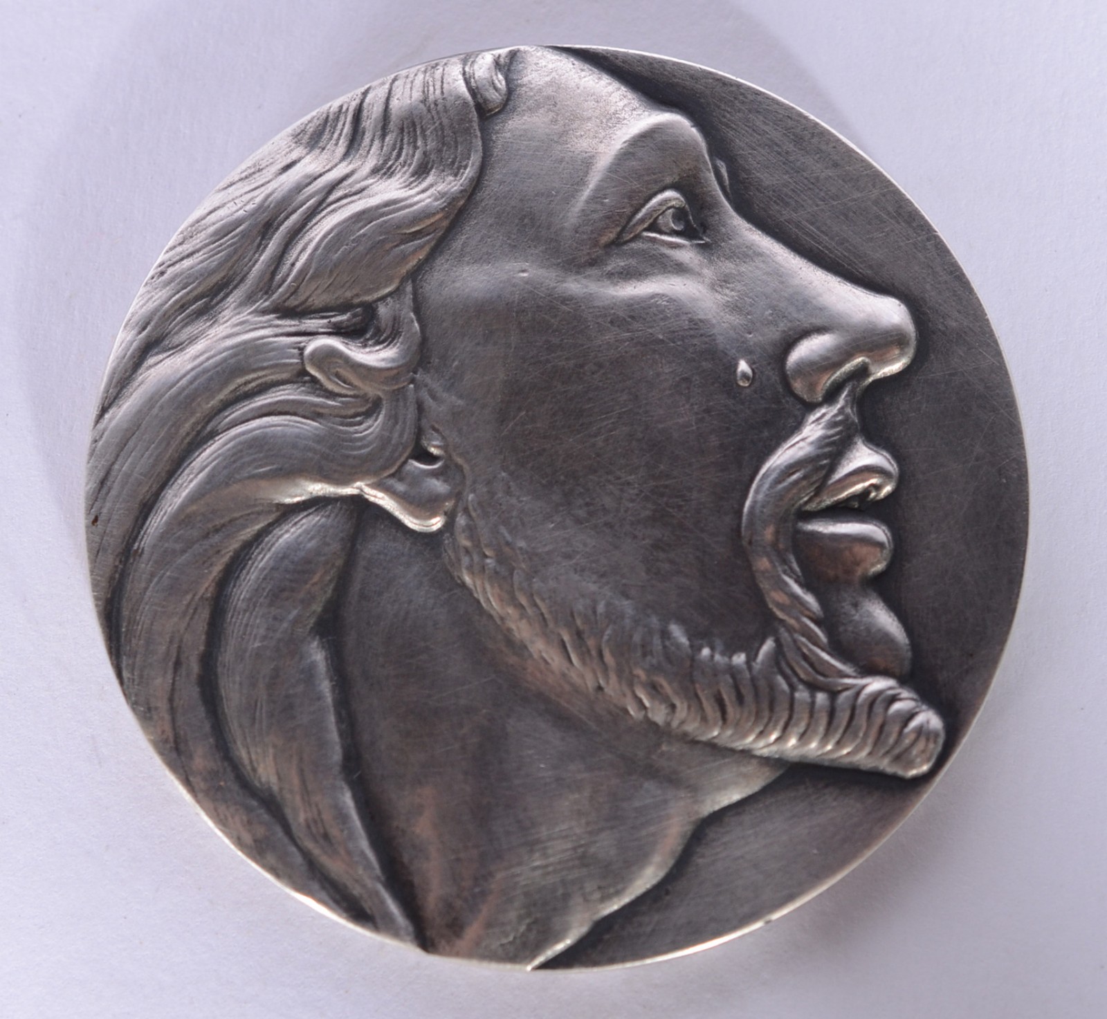 Medalha com figura de Cristo de prata 900 mls. Peso da prata: 100 g... - foto 1 de 6