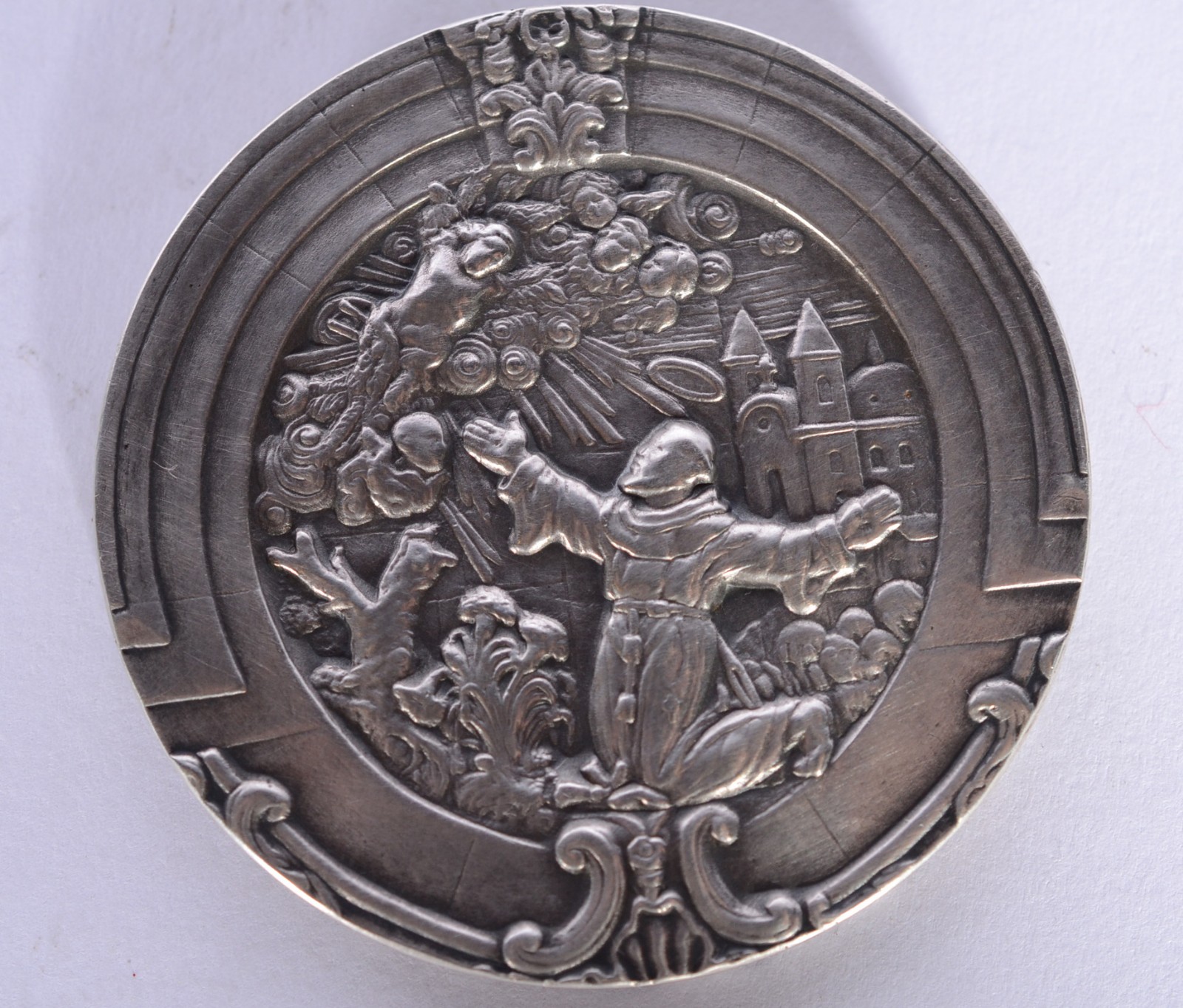 Medalha com figura de Cristo de prata 900 mls. Peso da prata: 100 g... - foto 2 de 6
