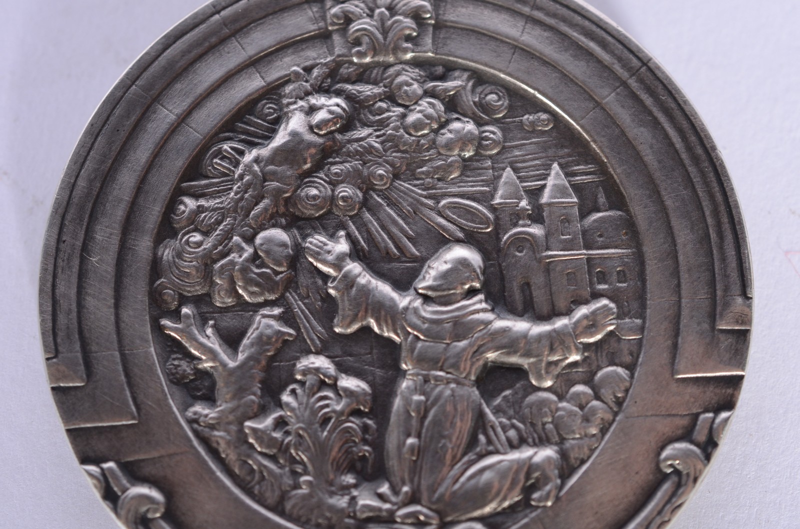Medalha com figura de Cristo de prata 900 mls. Peso da prata: 100 g... - foto 3 de 6