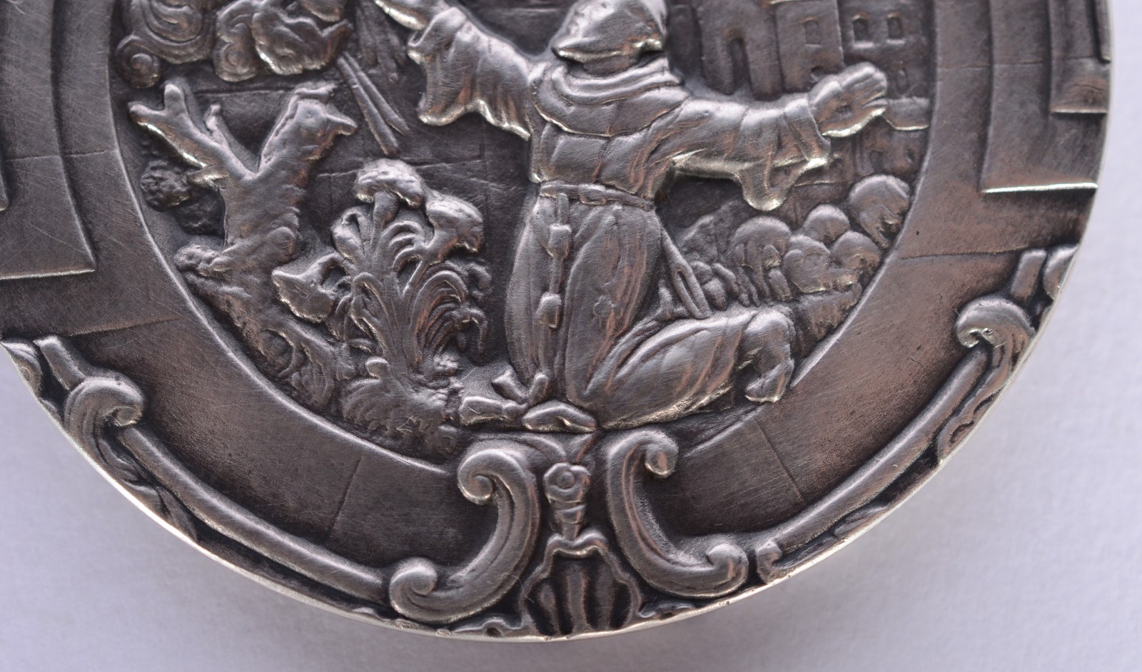 Medalha com figura de Cristo de prata 900 mls. Peso da prata: 100 g... - foto 4 de 6