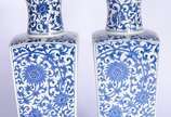 Par de vasos de porcelana azul e branca. - Par de vasos de porcelana azul e branca.