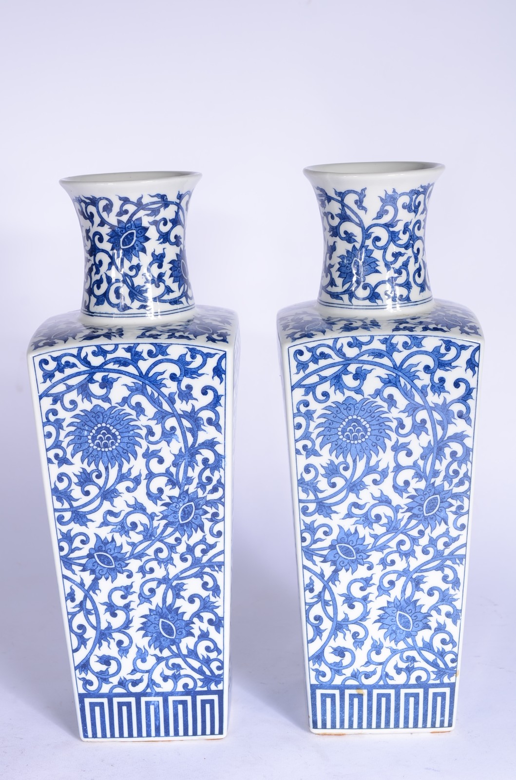 Par de vasos de porcelana azul e branca. - foto 1 de 8