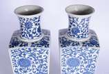 Par de vasos de porcelana azul e branca. - Par de vasos de porcelana azul e branca.
