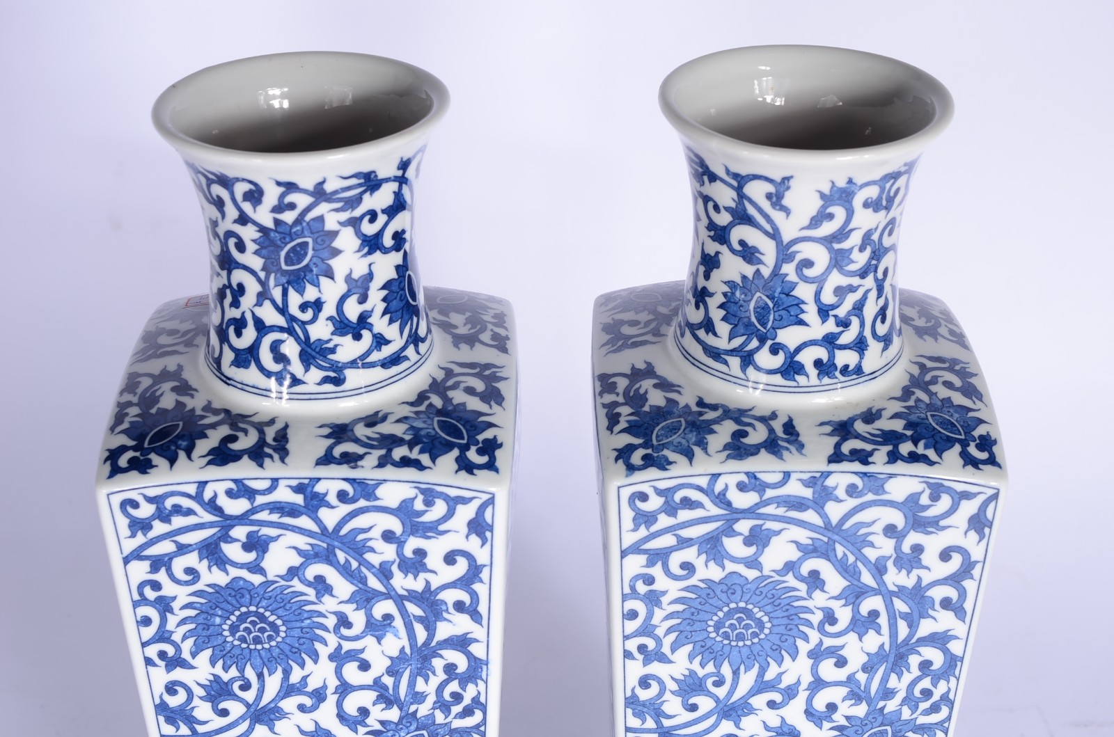 Par de vasos de porcelana azul e branca. - foto 2 de 8