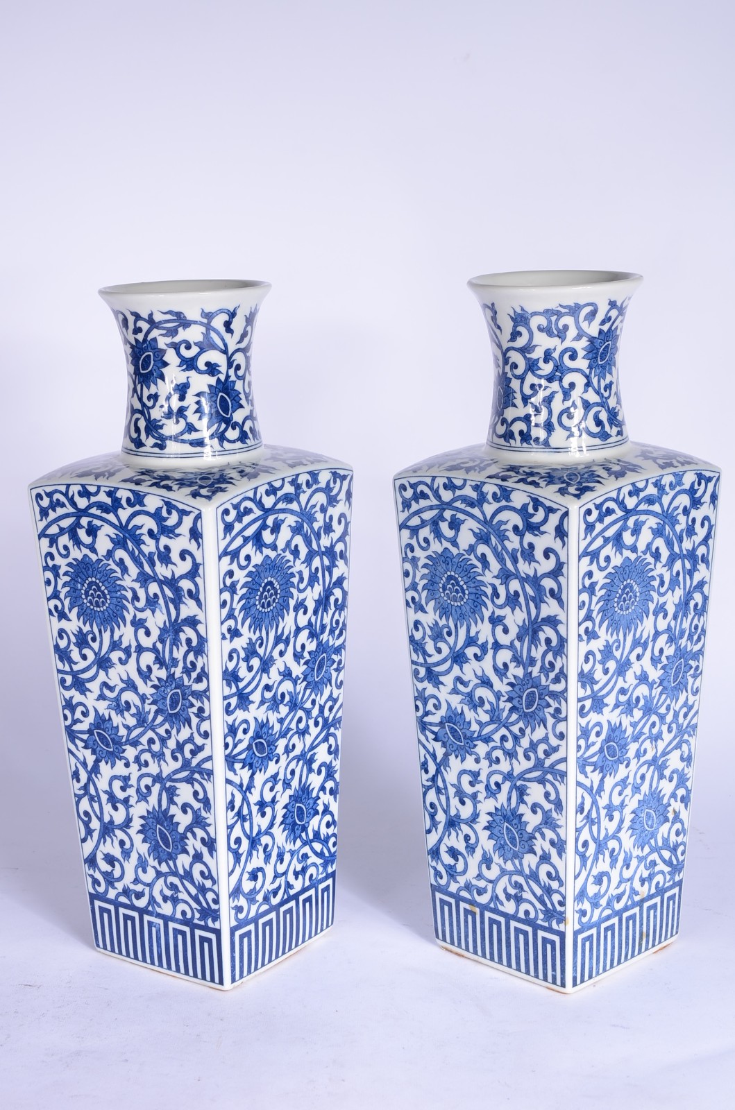 Par de vasos de porcelana azul e branca. - foto 3 de 8