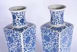 Par de vasos de porcelana azul e branca. - Par de vasos de porcelana azul e branca.