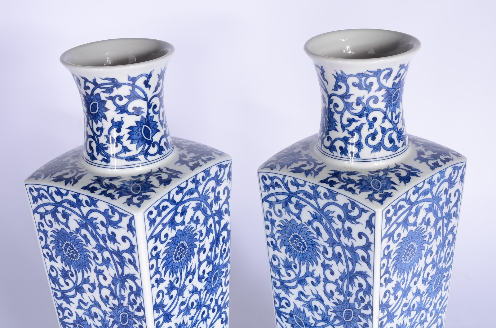 Par de vasos de porcelana azul e branca. - foto 4 de 8