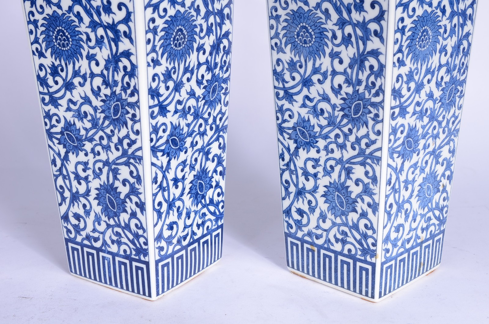 Par de vasos de porcelana azul e branca. - foto 5 de 8