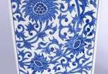 Par de vasos de porcelana azul e branca. - Par de vasos de porcelana azul e branca.