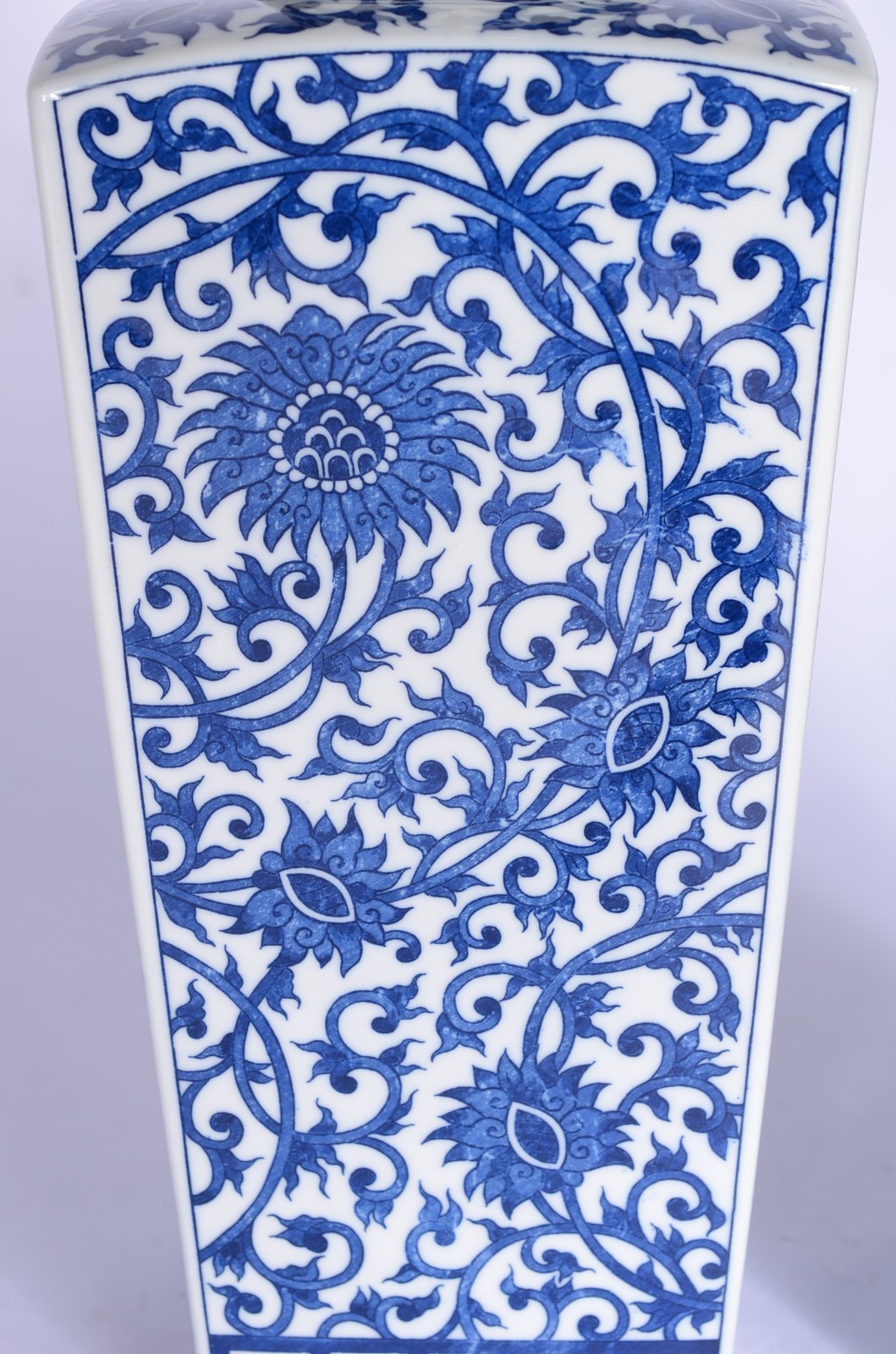 Par de vasos de porcelana azul e branca. - foto 6 de 8
