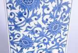 Par de vasos de porcelana azul e branca. - Par de vasos de porcelana azul e branca.