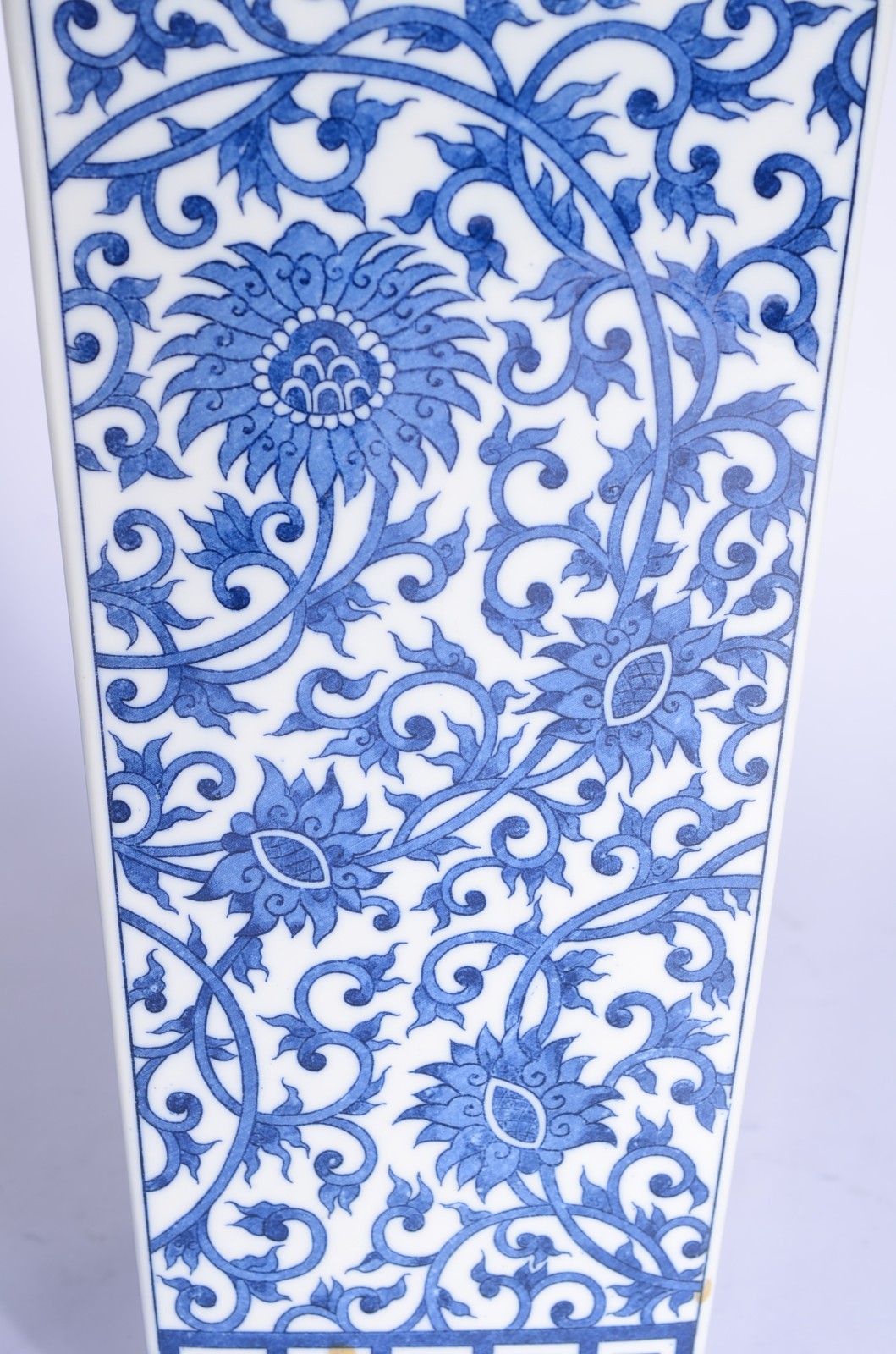 Par de vasos de porcelana azul e branca. - foto 7 de 8