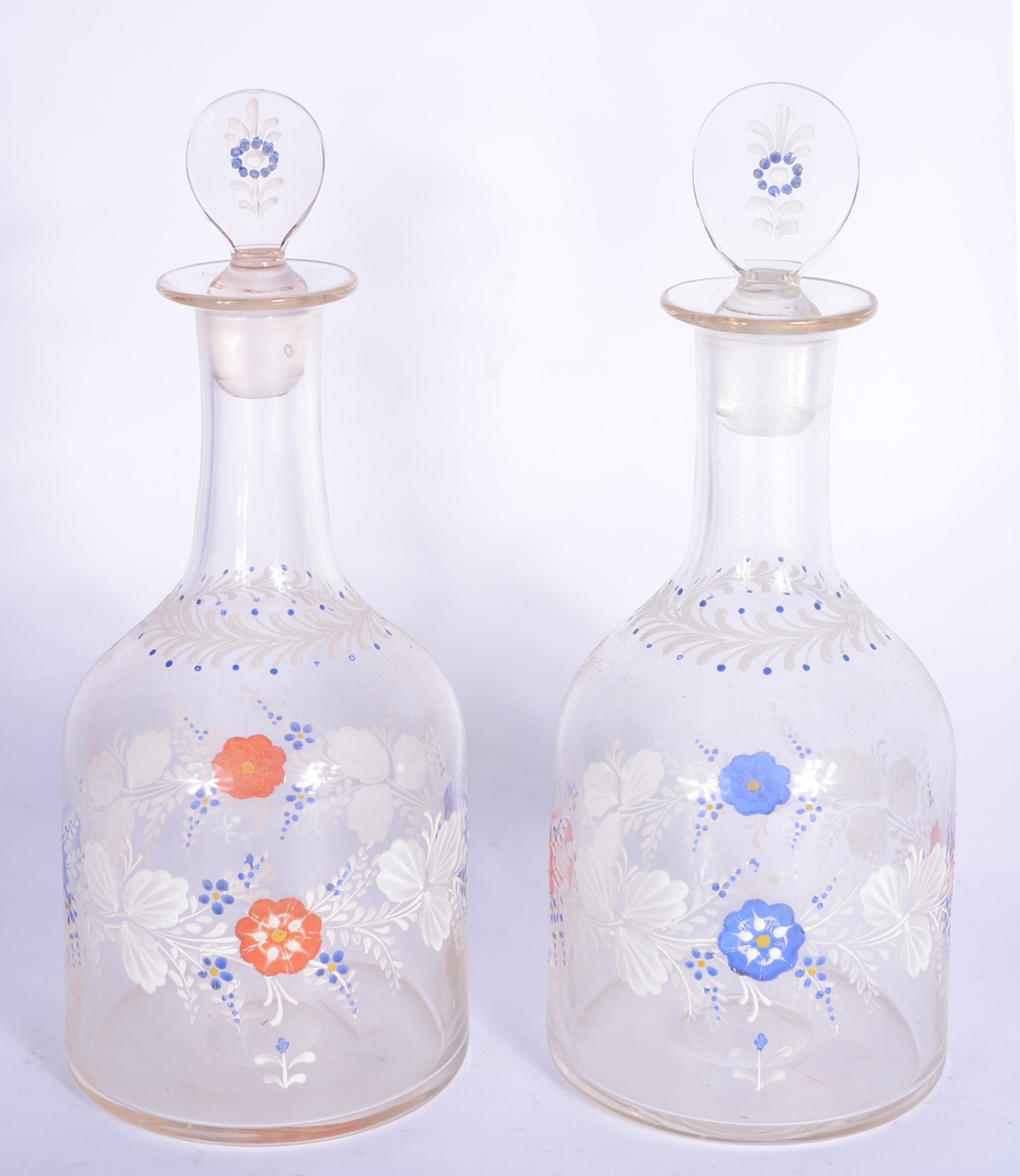 Par de garrafas de cristal com flores esmaltadas. - foto 1 de 6