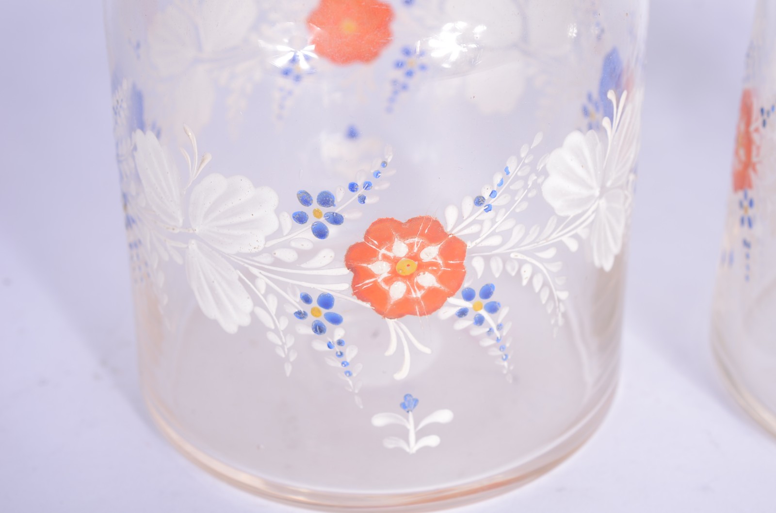 Par de garrafas de cristal com flores esmaltadas. - foto 2 de 6