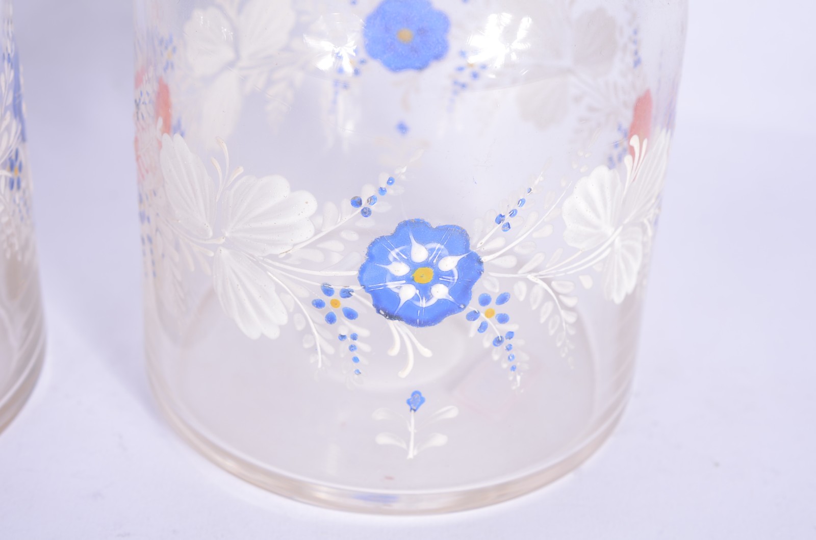 Par de garrafas de cristal com flores esmaltadas. - foto 3 de 6