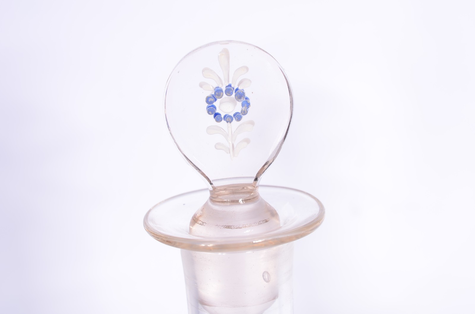 Par de garrafas de cristal com flores esmaltadas. - foto 4 de 6