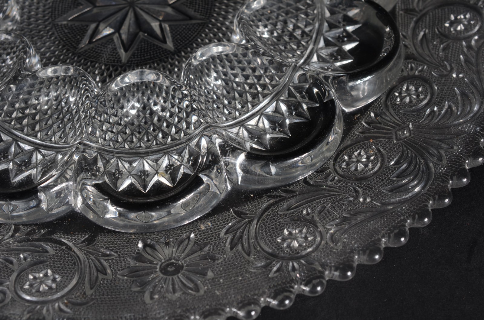 Três pratos diversos de cristal para sobremesa e petiscos. Um deles... - foto 7 de 8