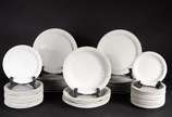 SALER,  - Aparelho de jantar de porcelana Saler branca, borda decorada com uvas e folhas de parreiras em relevo, composto de: 19 pratos rasos, 6 pratos fundos, 