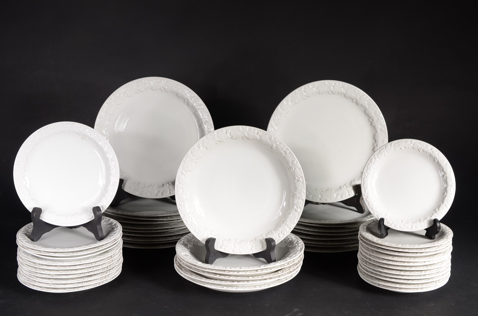 Aparelho de jantar de porcelana Saler branca, borda decorada com uvas... - foto 1 de 6