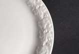 SALER,  - Aparelho de jantar de porcelana Saler branca, borda decorada com uvas e folhas de parreiras em relevo, composto de: 19 pratos rasos, 6 pratos fundos, 