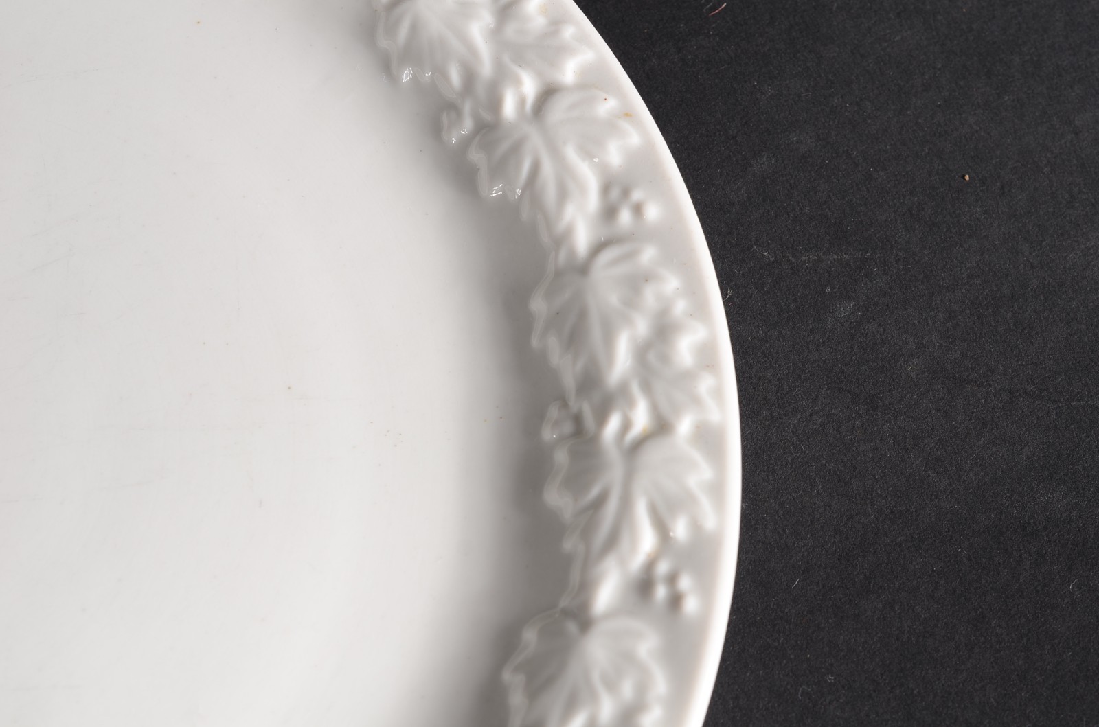 Aparelho de jantar de porcelana Saler branca, borda decorada com uvas... - foto 2 de 6