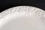 SALER,  - Aparelho de jantar de porcelana Saler branca, borda decorada com uvas e folhas de parreiras em relevo, composto de: 19 pratos rasos, 6 pratos fundos, 