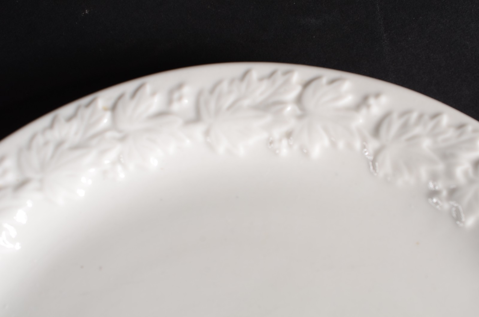 Aparelho de jantar de porcelana Saler branca, borda decorada com uvas... - foto 3 de 6