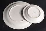 SALER,  - Aparelho de jantar de porcelana Saler branca, borda decorada com uvas e folhas de parreiras em relevo, composto de: 19 pratos rasos, 6 pratos fundos, 