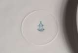 SALER,  - Aparelho de jantar de porcelana Saler branca, borda decorada com uvas e folhas de parreiras em relevo, composto de: 19 pratos rasos, 6 pratos fundos, 
