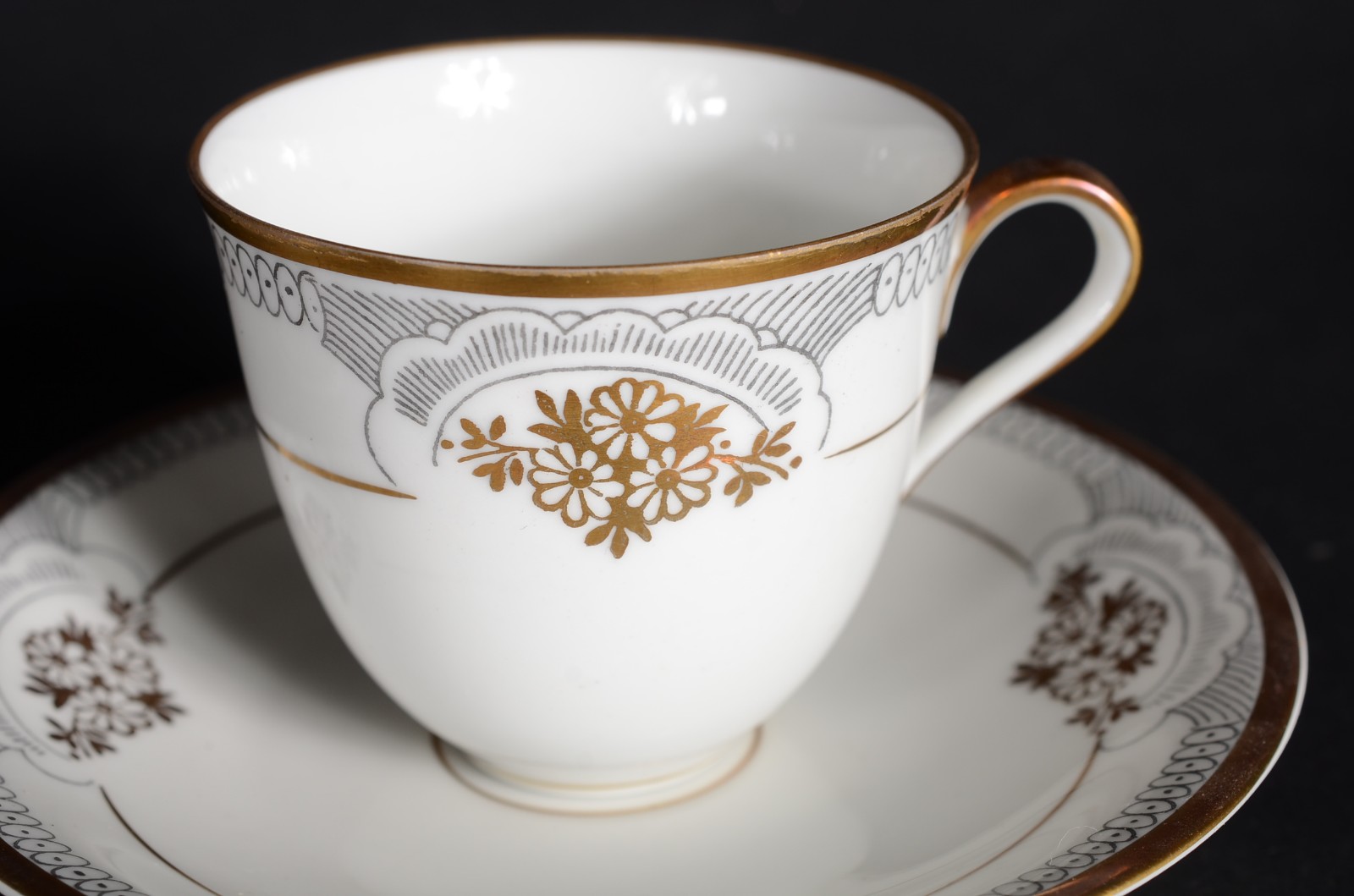 Conjunto com 9 xícaras de café com pires de porcelana alemã Edelstein... - foto 4 de 8