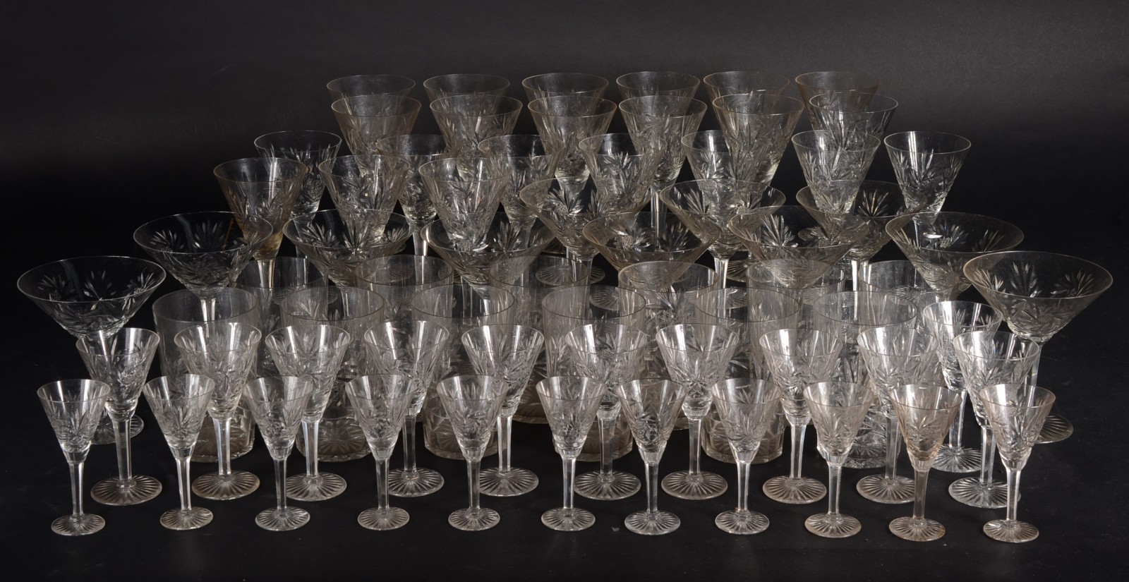 Serviço de cristal lapidado, composto de: 12 taças para vinho tinto... - foto 1 de 9