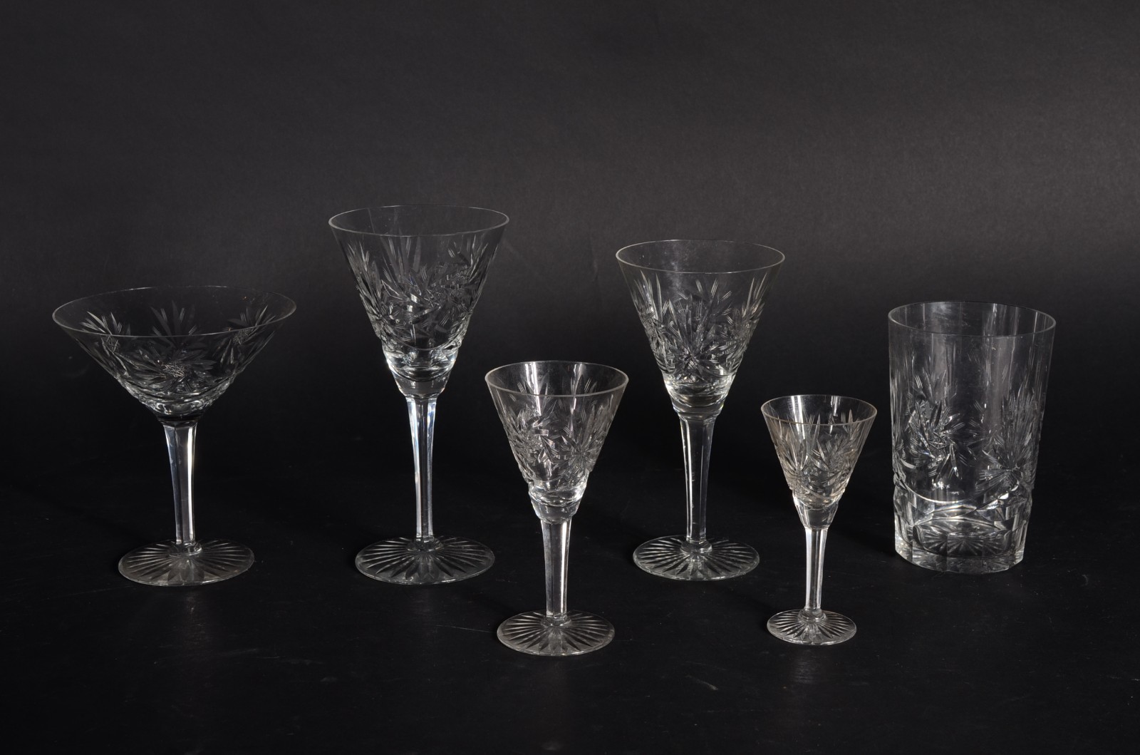 Serviço de cristal lapidado, composto de: 12 taças para vinho tinto... - foto 2 de 9