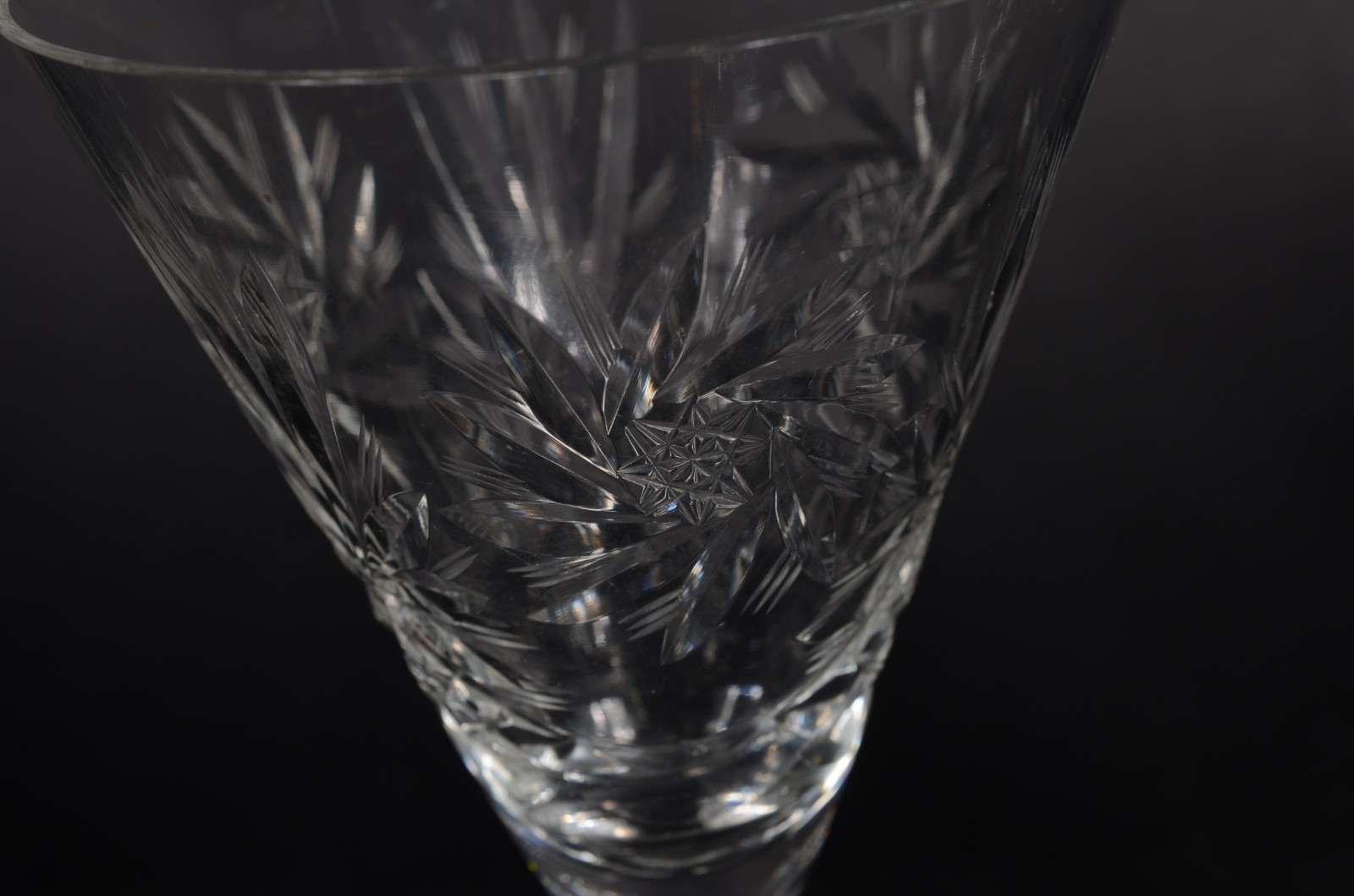 Serviço de cristal lapidado, composto de: 12 taças para vinho tinto... - foto 5 de 9