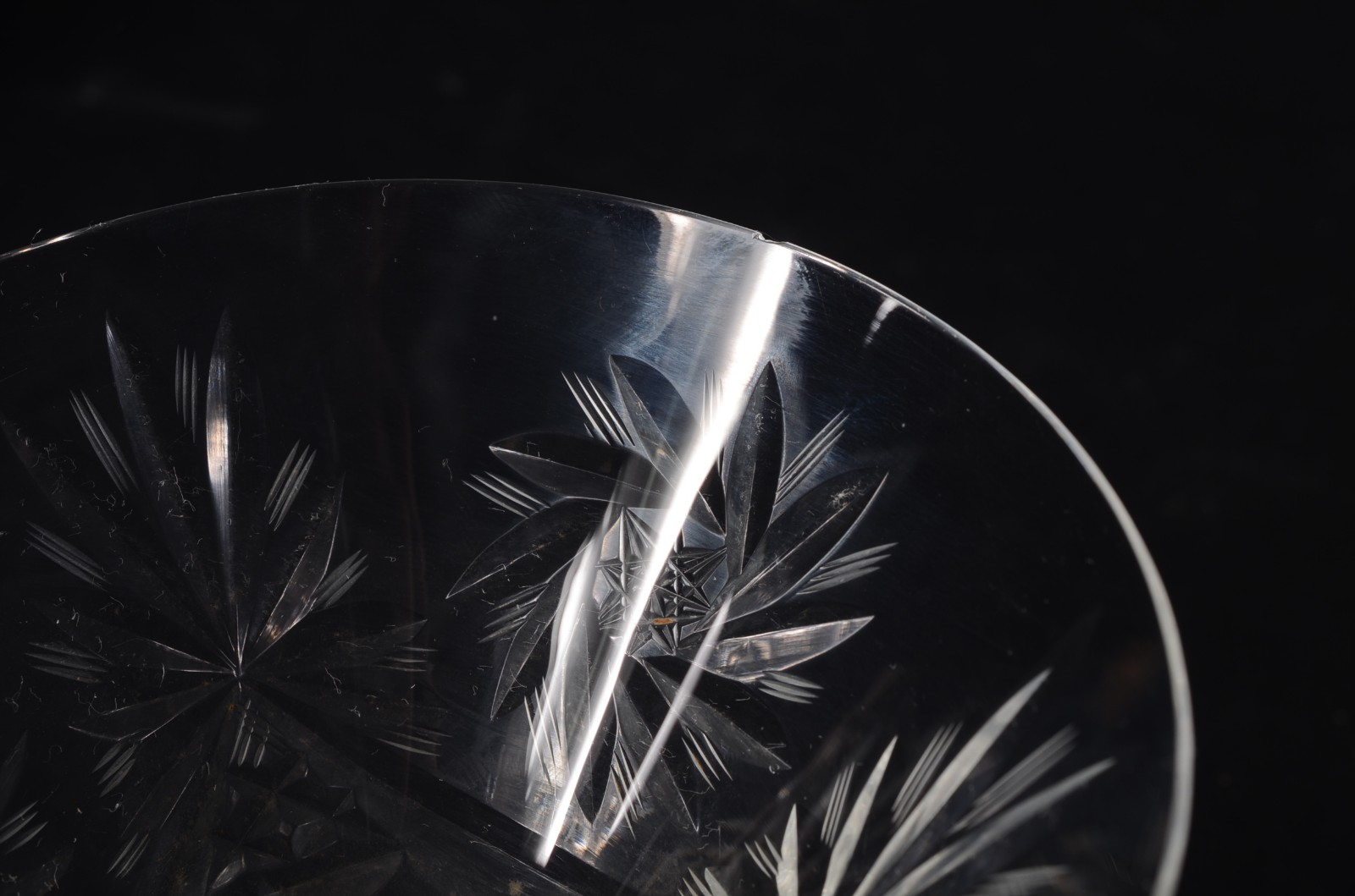 Serviço de cristal lapidado, composto de: 12 taças para vinho tinto... - foto 6 de 9
