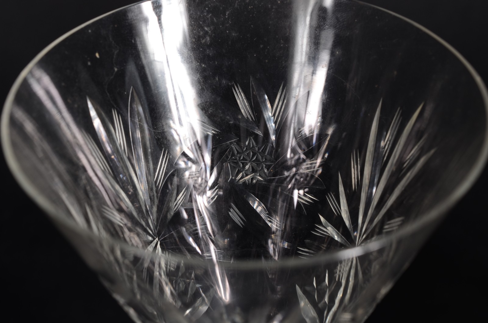 Serviço de cristal lapidado, composto de: 12 taças para vinho tinto... - foto 8 de 9