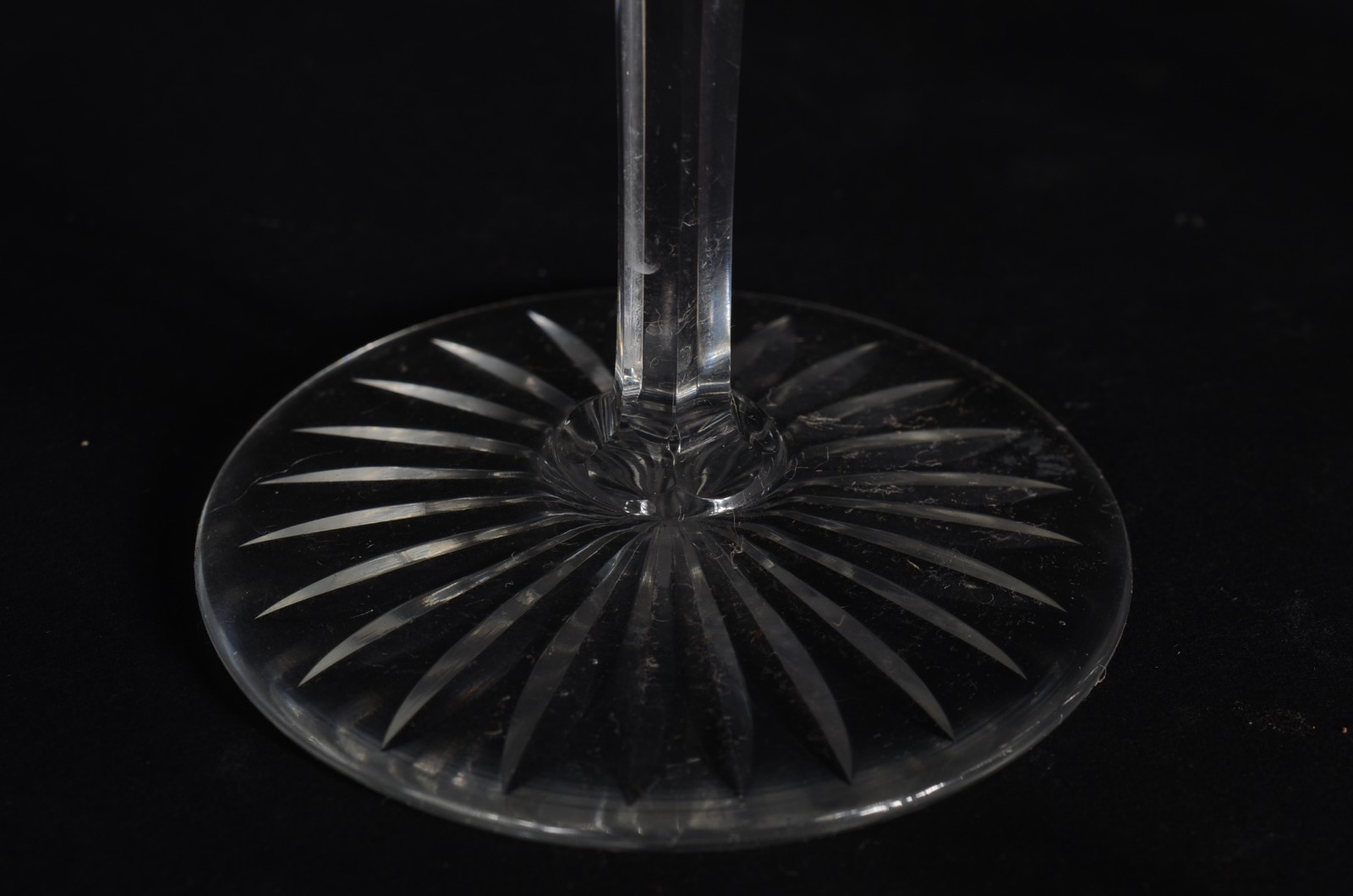 Serviço de cristal lapidado, composto de: 12 taças para vinho tinto... - foto 9 de 9