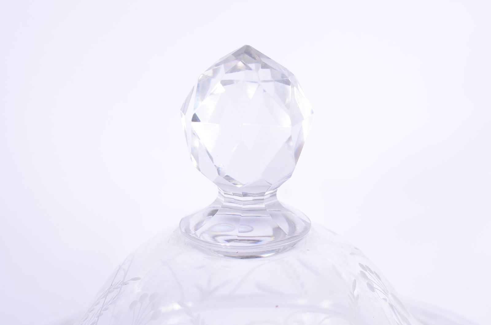 Compoteira com presentoir de cristal europeu com folhagens lavradas. - foto 3 de 11