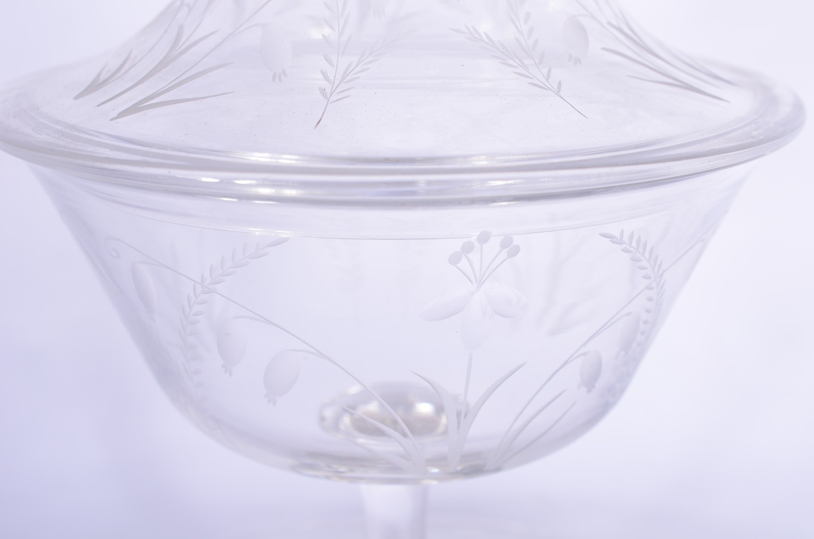 Compoteira com presentoir de cristal europeu com folhagens lavradas. - foto 4 de 11