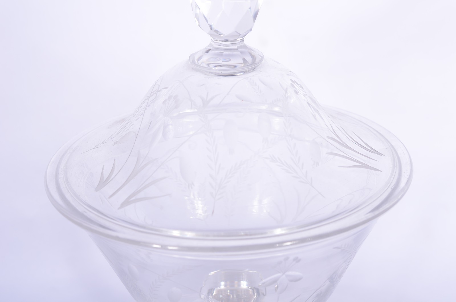 Compoteira com presentoir de cristal europeu com folhagens lavradas. - foto 5 de 11