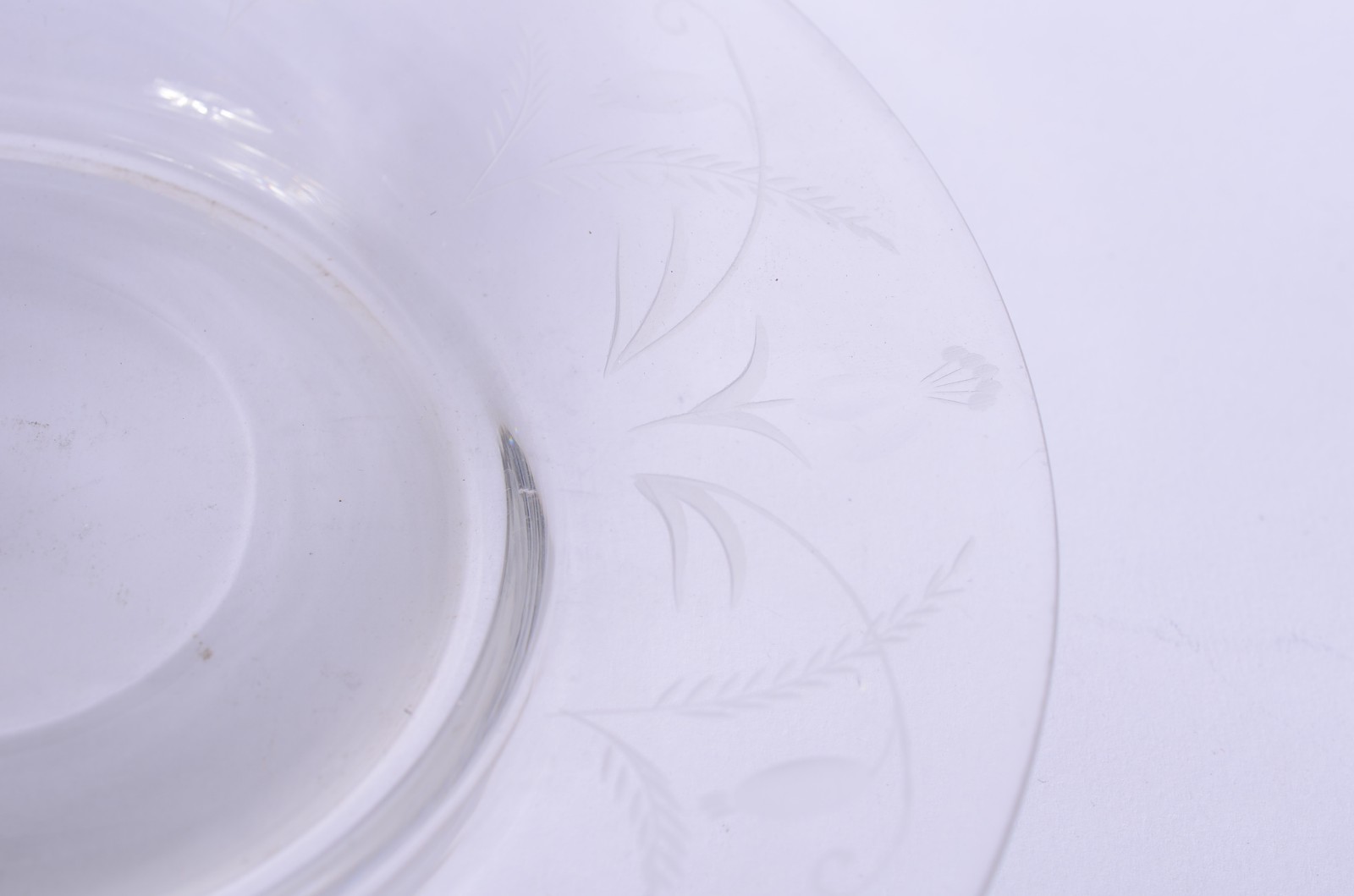 Compoteira com presentoir de cristal europeu com folhagens lavradas. - foto 6 de 11