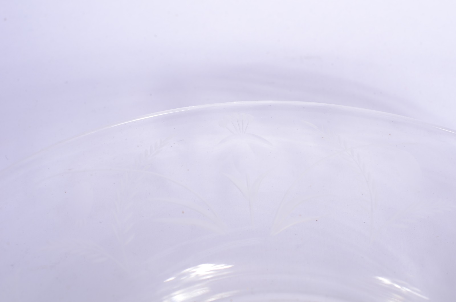 Compoteira com presentoir de cristal europeu com folhagens lavradas. - foto 7 de 11