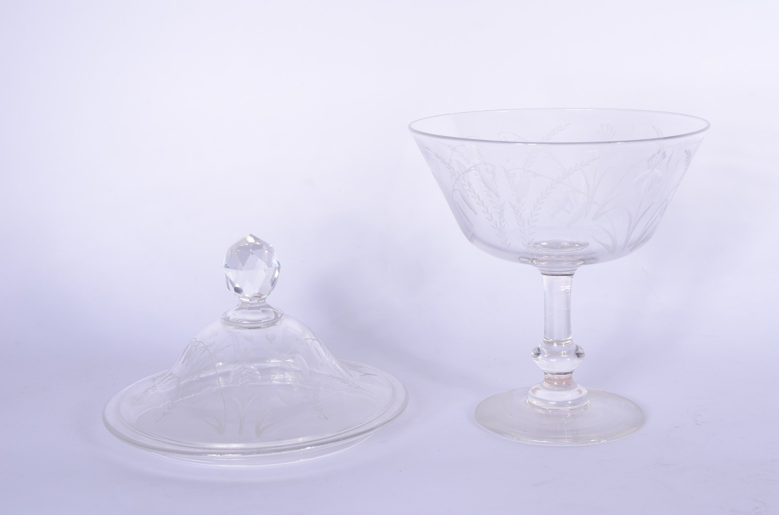 Compoteira com presentoir de cristal europeu com folhagens lavradas. - foto 8 de 11
