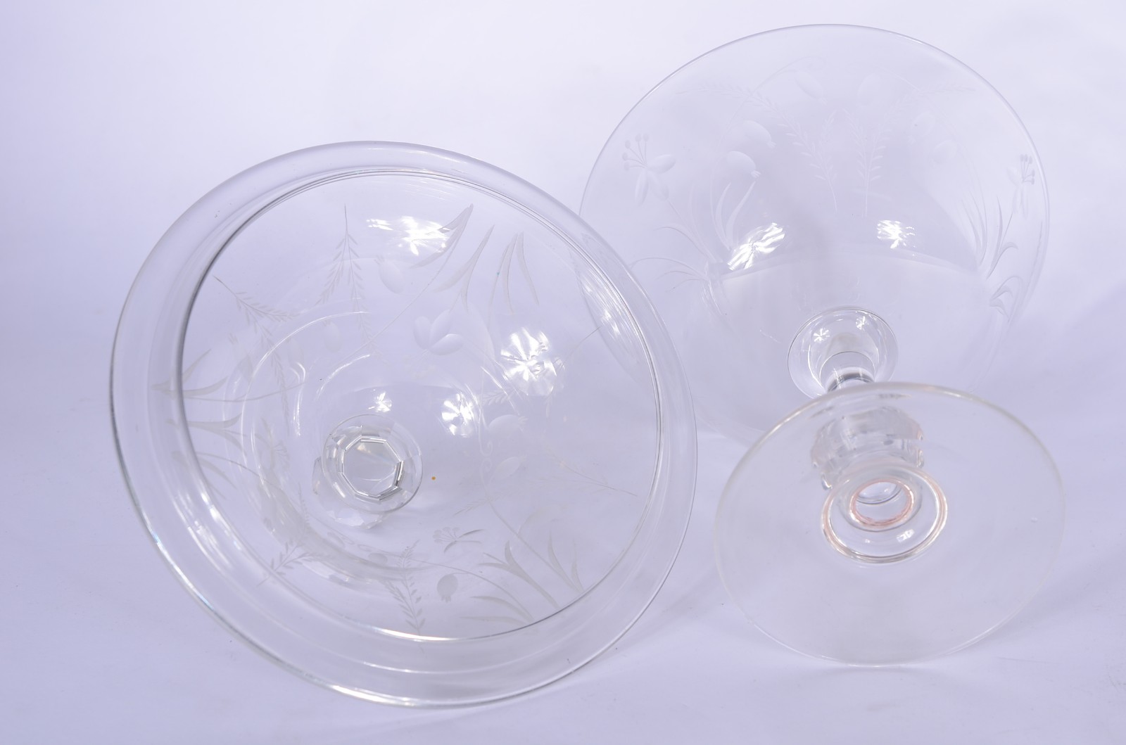 Compoteira com presentoir de cristal europeu com folhagens lavradas. - foto 9 de 11