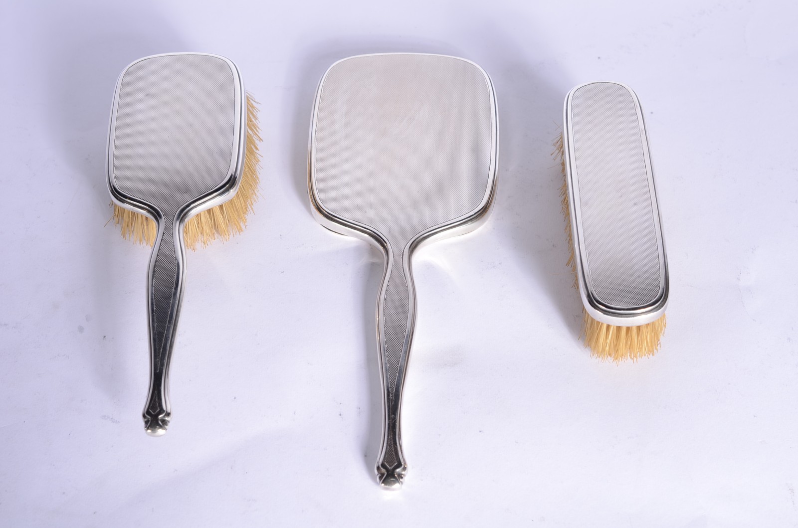Conjunto para toucador composto de 2 escovas e espelho de mão com... - foto 1 de 8