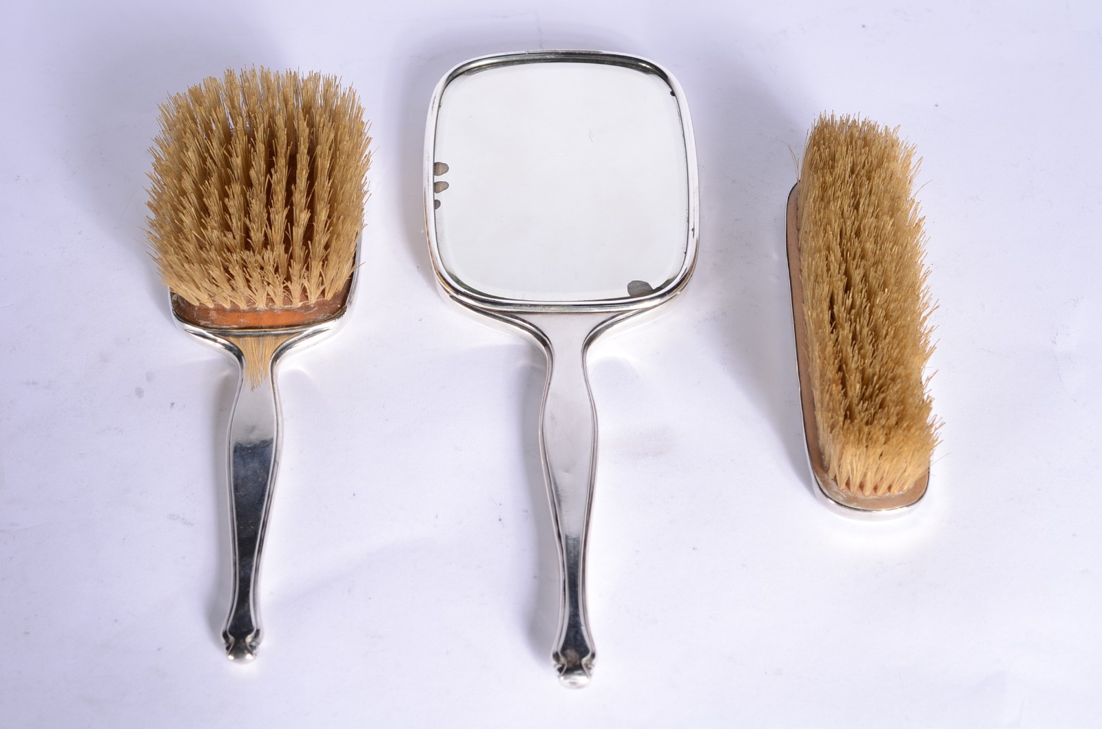 Conjunto para toucador composto de 2 escovas e espelho de mão com... - foto 2 de 8