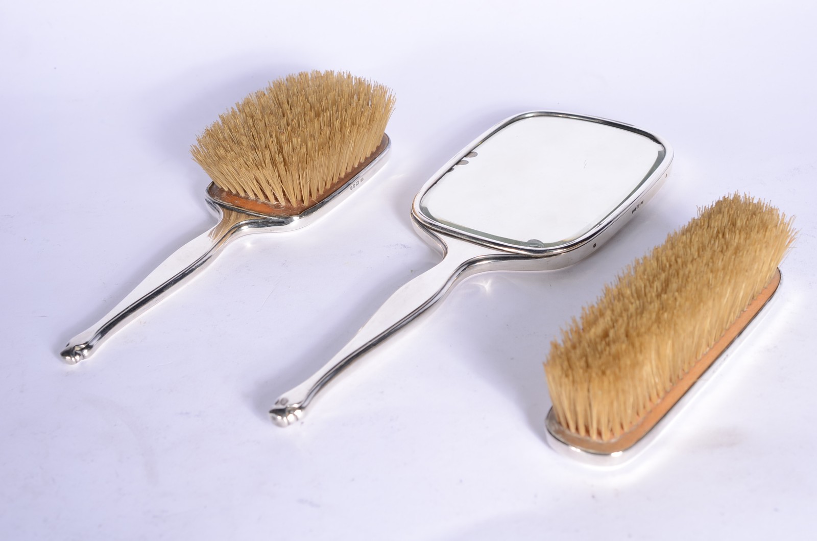 Conjunto para toucador composto de 2 escovas e espelho de mão com... - foto 3 de 8