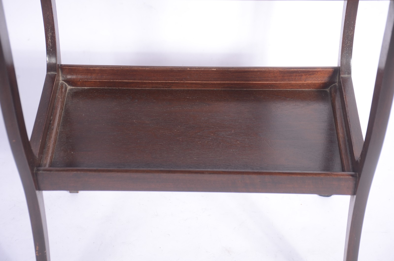 Mesa auxiliar de madeira nobre, uma gaveta, platô inferior. - foto 5 de 9