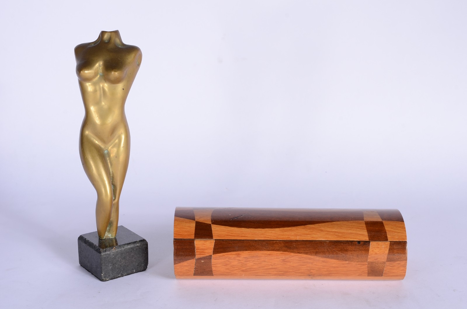 Duas peças. sendo: escultura de bronze representando busto feminino... - foto 1 de 9